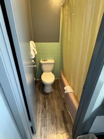 Pratt Budget Inn Екстериор снимка